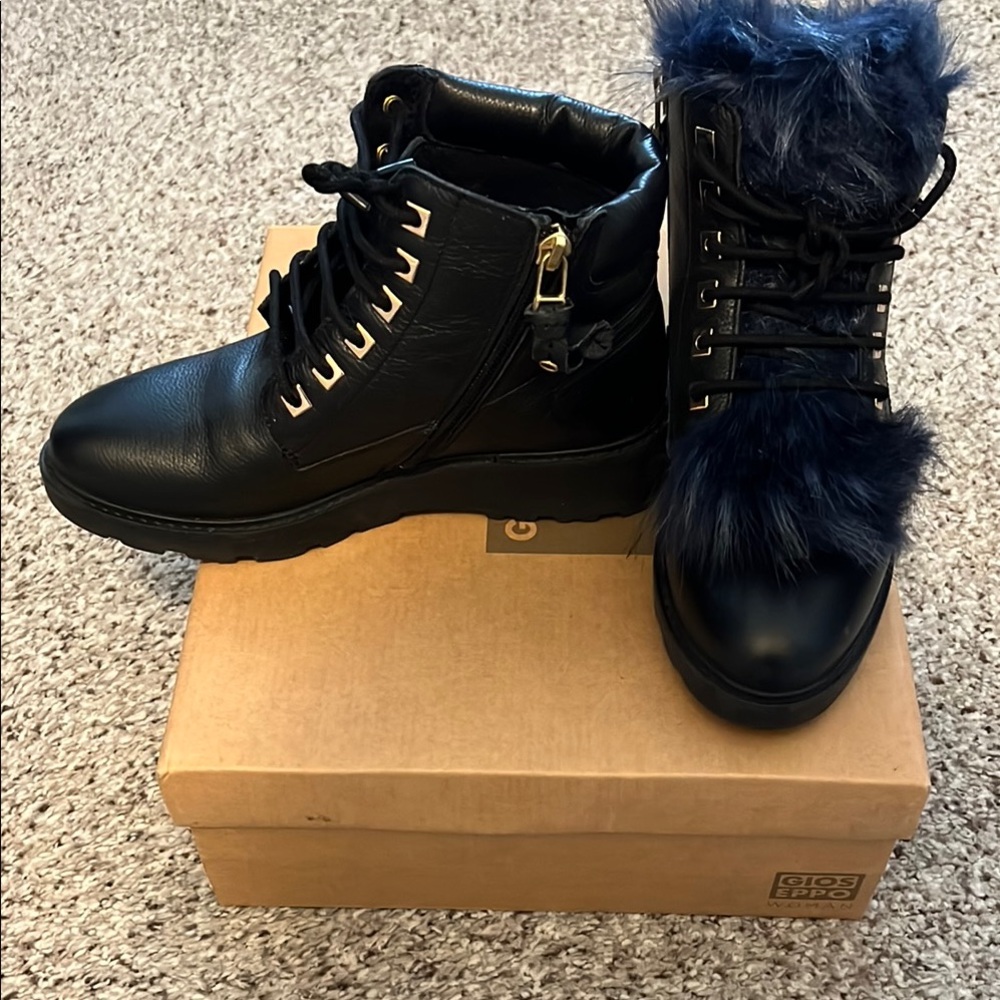 Women's Black and Blue Fur Boots. Can fit size 6.